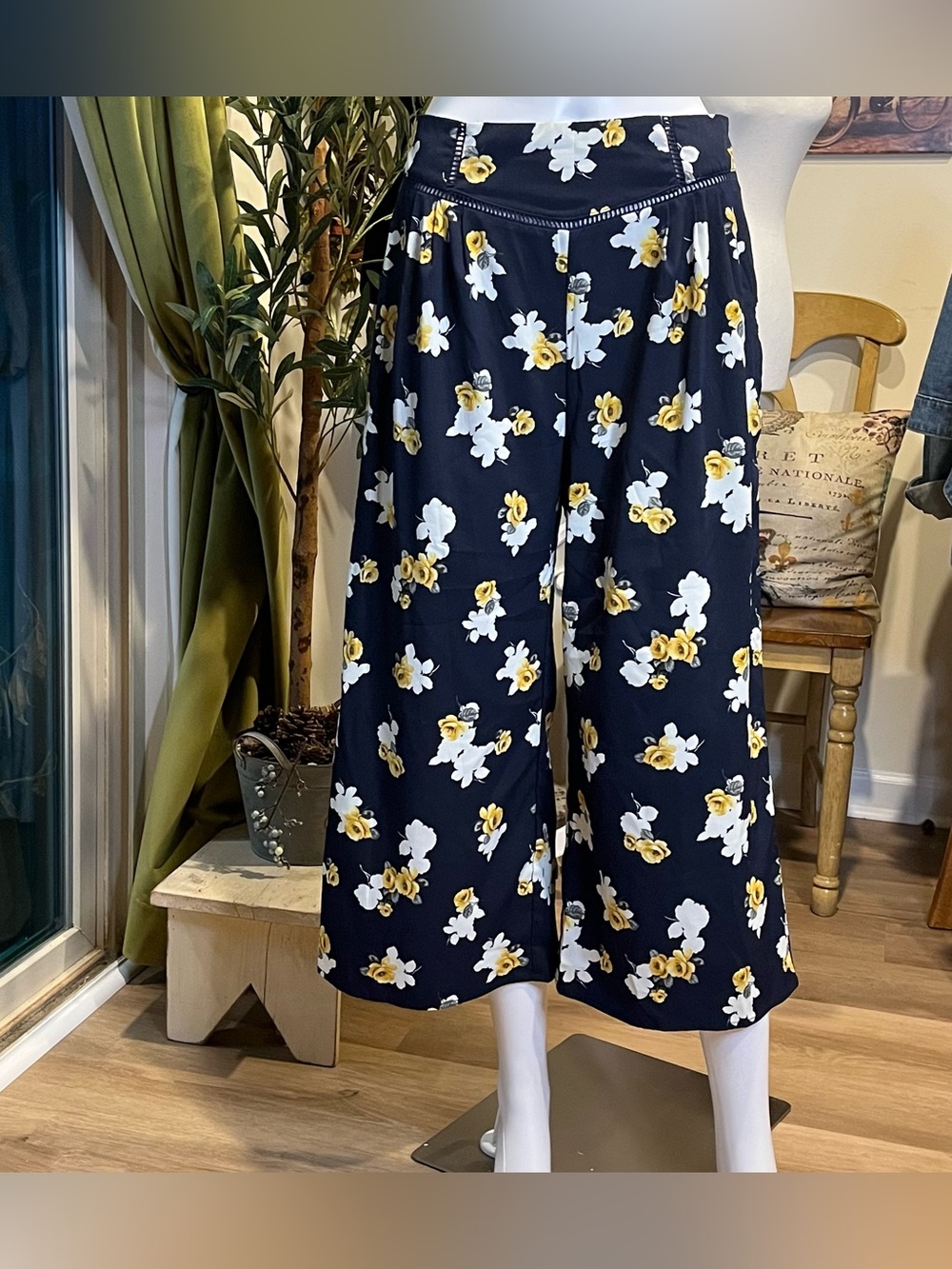 J.O.A. Urban Outfitters Floral Wide Leg Pleated Crop Pants Navy Yellow Medium